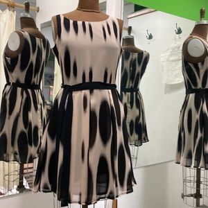 Glamorous tan/black chiffon-like patterned dress with belt